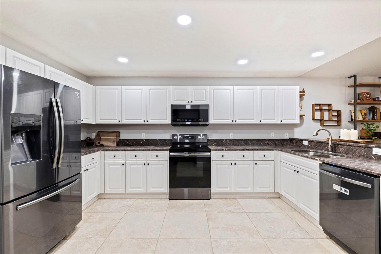 2462 14TH AVE N, ST PETERSBURG, FL — photo 16