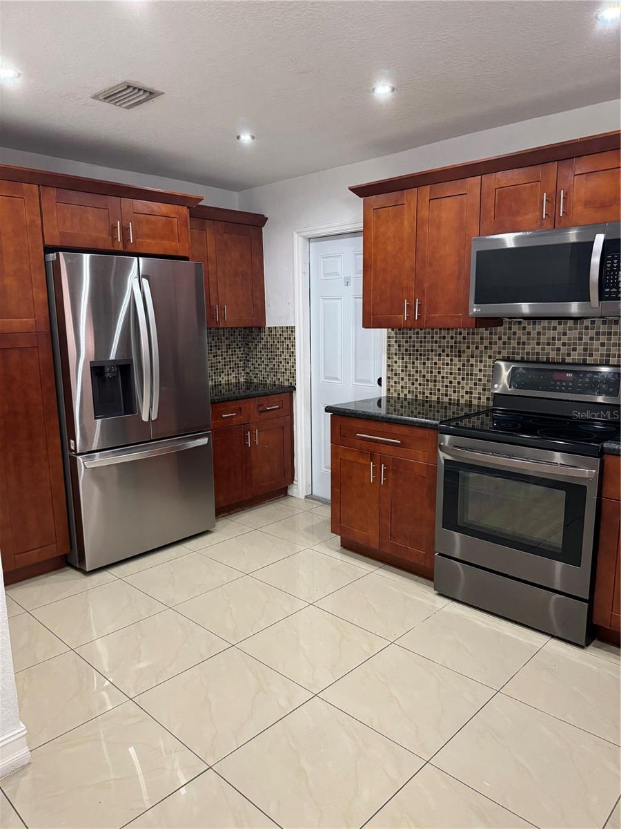 8240 NW 181ST ST, HIALEAH, FL — photo 2