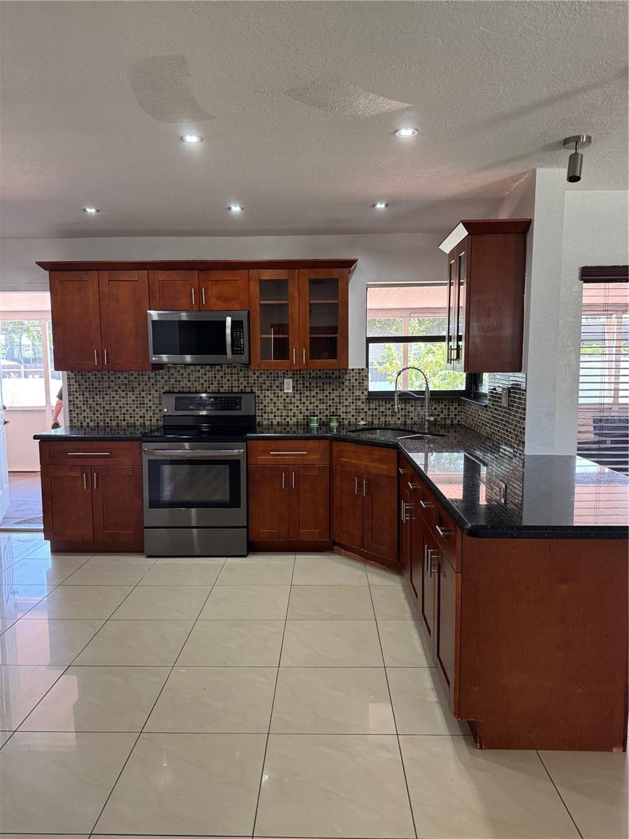 8240 NW 181ST ST, HIALEAH, FL — photo 3