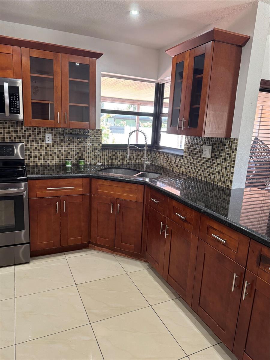 8240 NW 181ST ST, HIALEAH, FL — photo 4