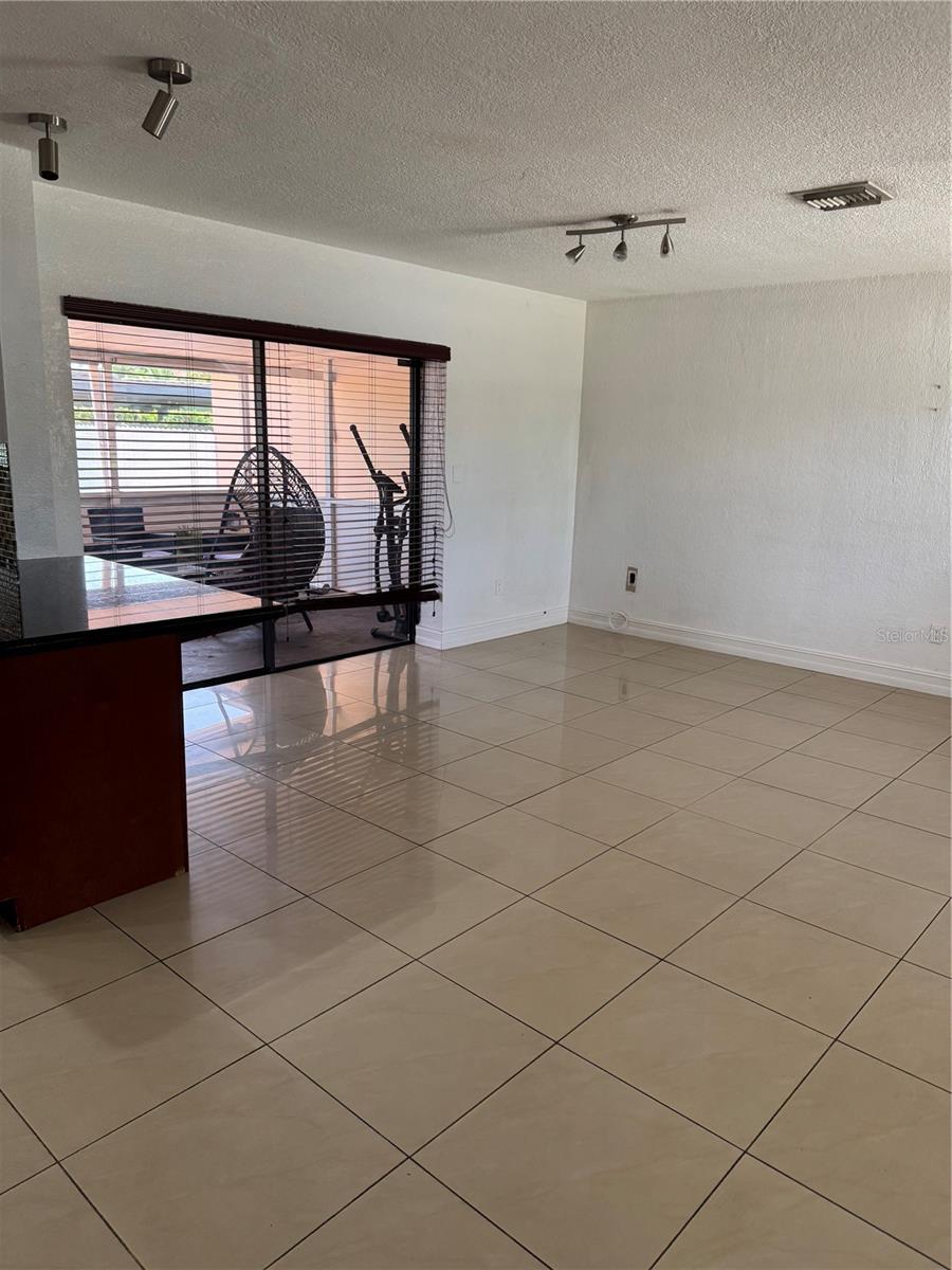 8240 NW 181ST ST, HIALEAH, FL — photo 10