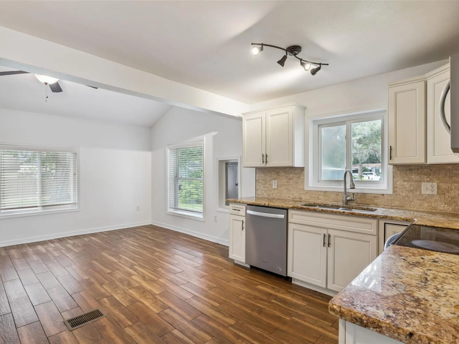 306 S DISSTON AVE, MINNEOLA, FL — photo 12