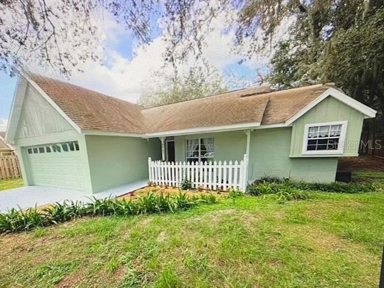 40107 OAKRIDGE DR, LADY LAKE, FL — photo 2