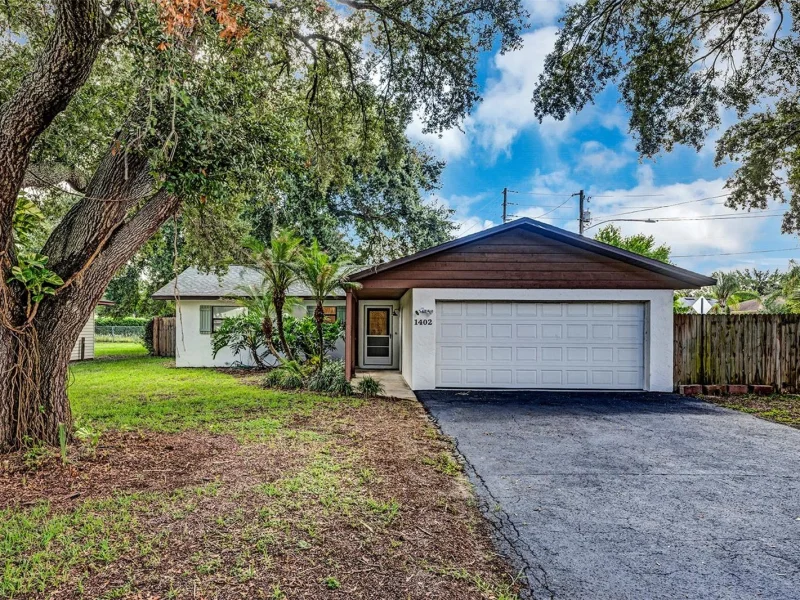 1402 CRYSTAL CT, TAVARES, FL